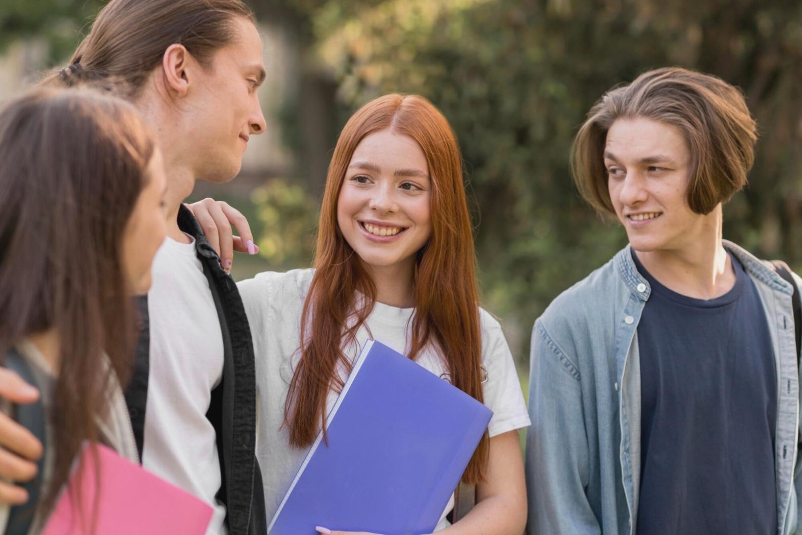 Professionelle Beratungssituation mit Finanzunterlagen auf einem modernen Schreibtisch